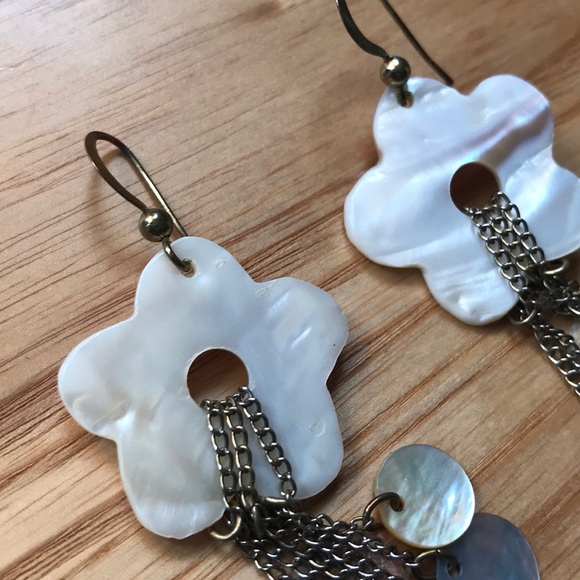 Pretty flower pearl colored dangle earrings - Picture 2 of 2